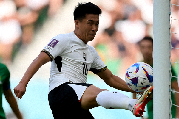 足球射入球门瞬间的比赛特写画面