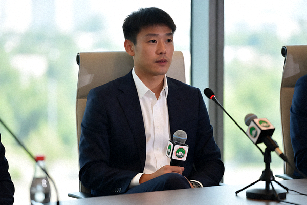足球俱乐部转会窗口相关的新闻发布现场画面