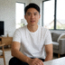 战术板上绘制的足球阵型与跑动路线示意图